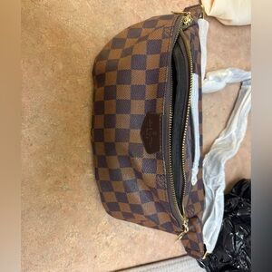 Brown check bum bag
( Fanny pack)